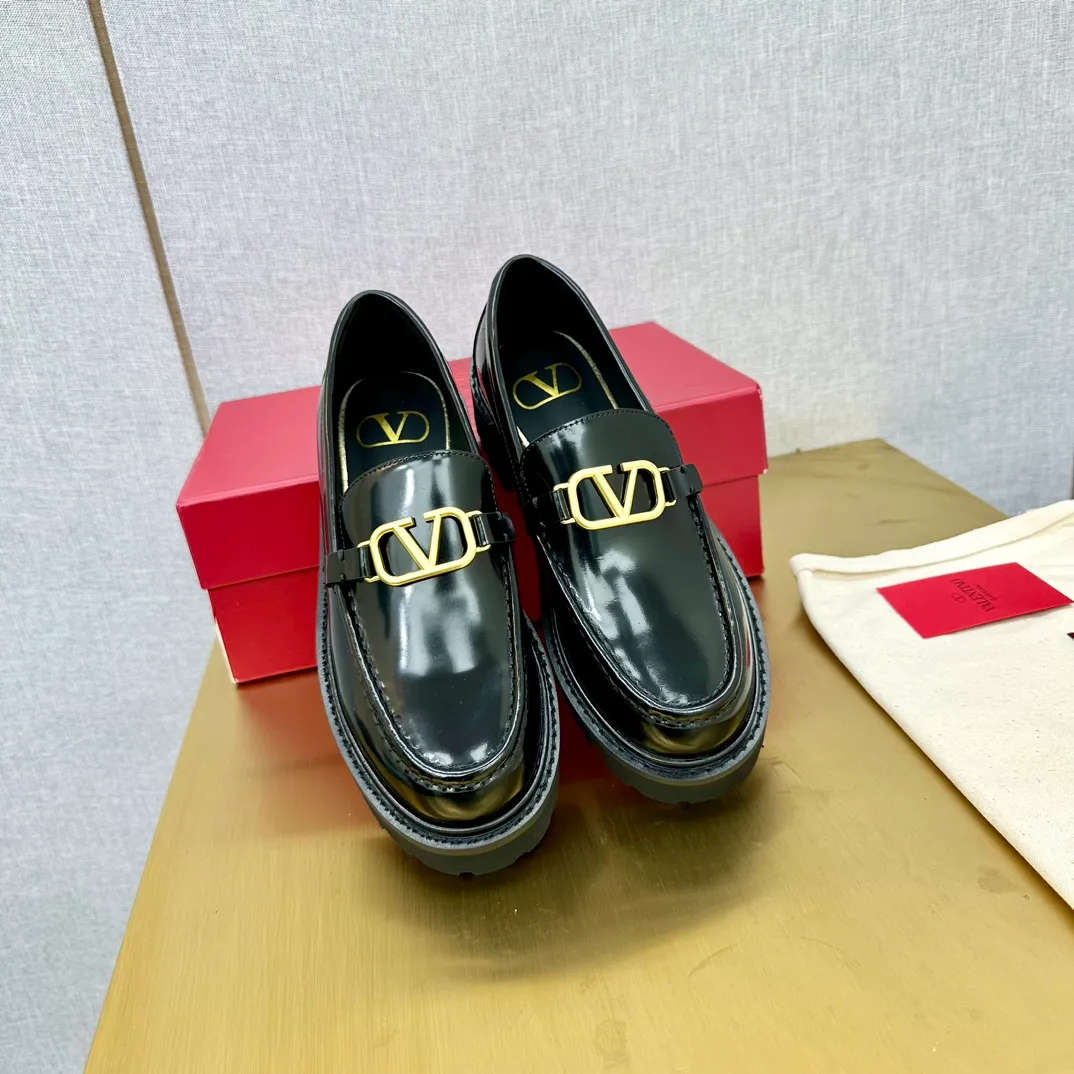 👟👟Ex-factory price 560👟👟 2024【VALENTINO】Valentino's early spring fashionable slip-on loafers are hot new🆕 Versatile style with temperament💃🏻 Slay the whole audience immediately when you put them on [Love] The ultra-simple design is more timeless and attractive! Fashionable and neat feeling, it is a magic tool for increasing your height and slimming down ✨ The shoe collar is specially added with anti-wear latex! You won't feel tired after walking all day long🦶🏻 The upper is made of open-edge beaded cowhide material and paired with a calfskin lining, which is full of texture! 👿Bottom thickness 4.0cm 👿Color: Black Brown 👿Size: 35-40 Factory ready supply